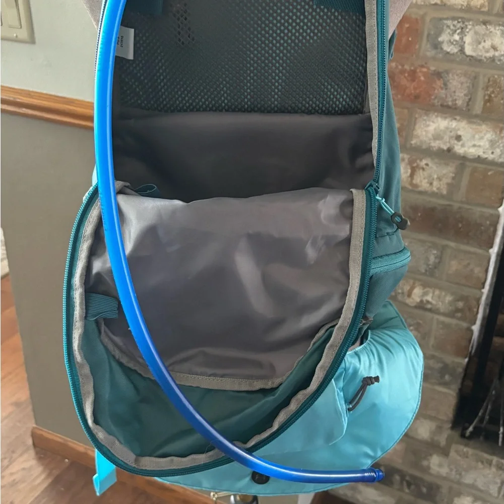 Camelbak Teal and Light Blue Backpack - Picture 4 of 16